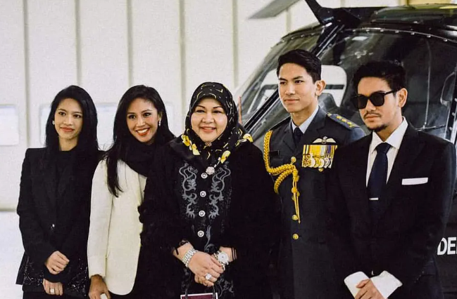 这位先天不足的王子38岁去世了,二王妃在葬礼上哭成了泪人.