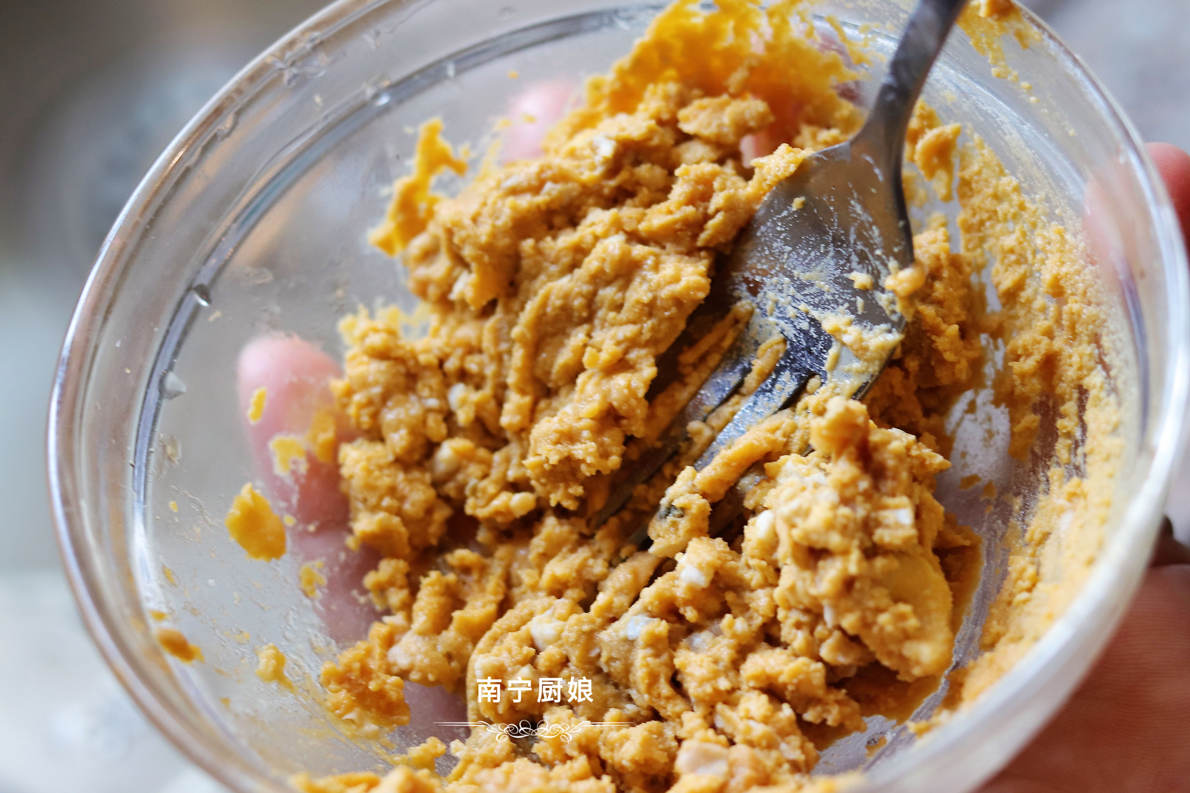 教你沒吃過的蝦仁新做法，一周吃7次都不膩，一次做一大盤不夠吃