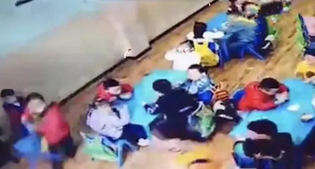 「因被」幼儿园孩子因被批评扔凳子砸老师 幸亏老师身手矫捷……