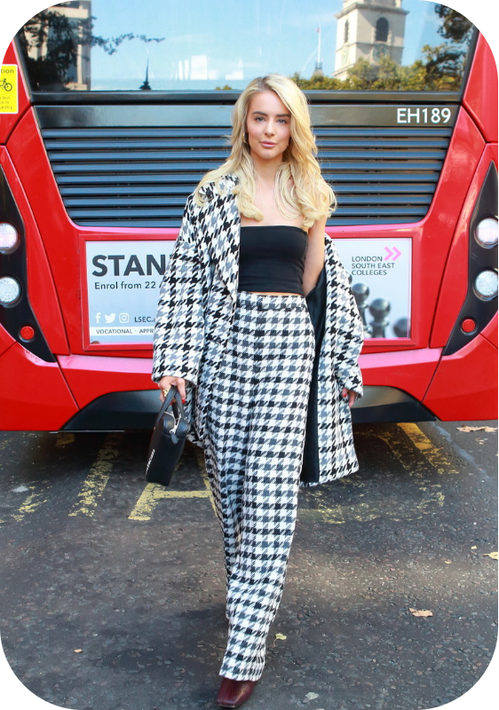 复古风今年强势来袭，款式百搭的格纹裤“卷土