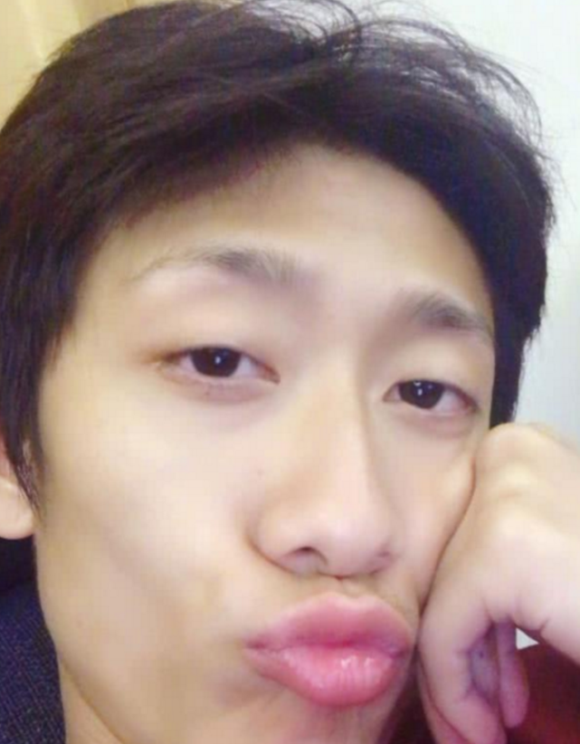 张一山发文“道歉”，只因当时眼睛模糊了，也