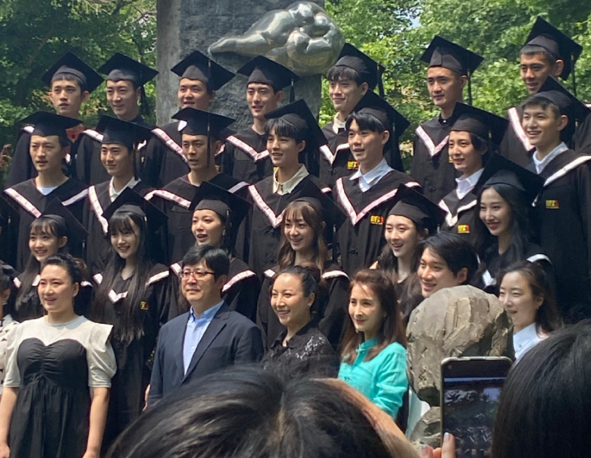 北电毕业照曝光,王俊凯关晓彤生图出炉,颜值好不好看一目了然