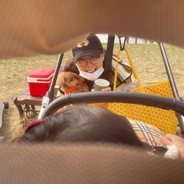 崔智友曬一家三口出遊照，小九歲神秘丈夫充當攝影師為妻女拍照