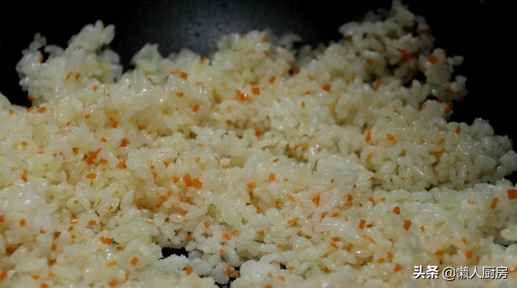 沒想到紫菜炒飯這麼好吃，配上1個雞蛋和半根胡蘿蔔，顏色豐富