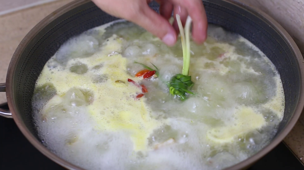 图片[7]-为什么饭店的鱼汤都是金黄色的？其实方法很简单，汤浓好喝无腥味-起舞食谱网