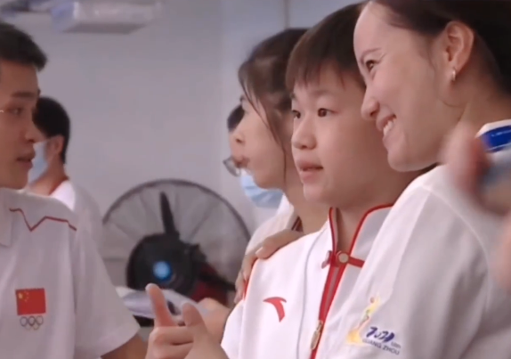 仅1年，全红婵变颁奖嘉宾！大幅照片被挂在母校，变身巨星遭围观