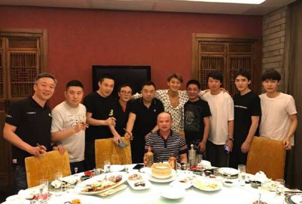黄子韬爸爸追悼会举行，圈内好友仅赵奕欢现身，鹿晗和吴亦凡缺席