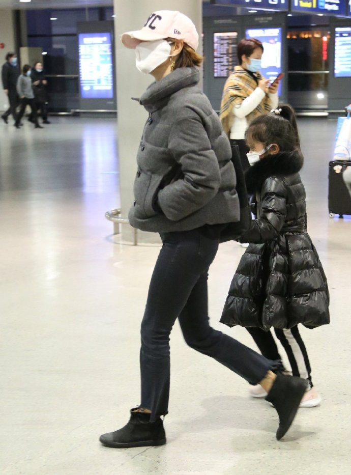 马伊琍带俩闺女走机场，穿面包服配紧身裤真瘦