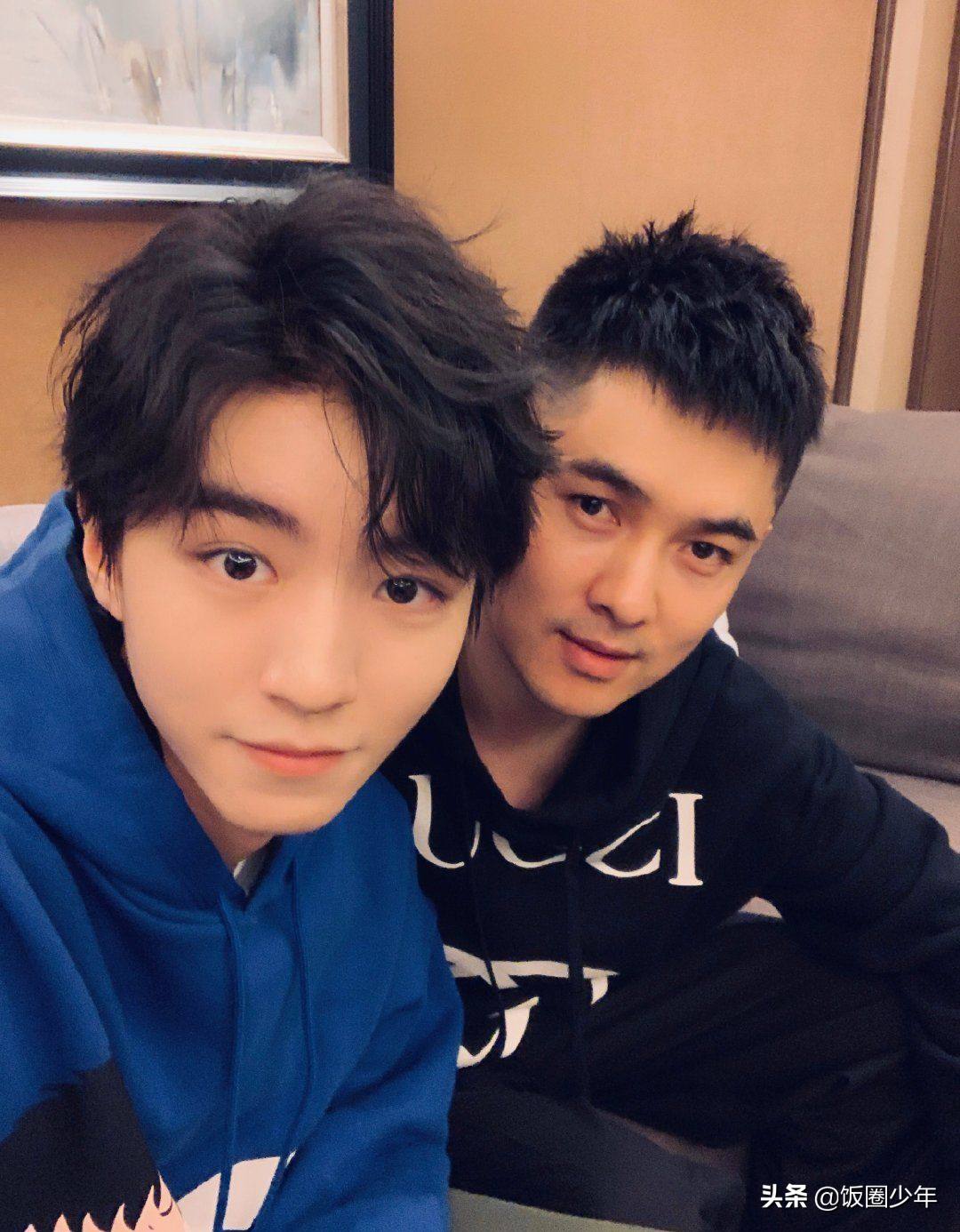 王俊凯玩游戏，身边的工作人员第一次出镜，助