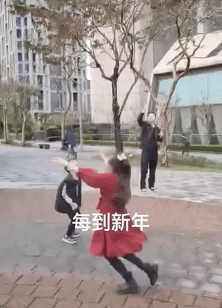 大s婆婆曬孫女演出視頻，小玥兒舞姿稚嫩，手持油紙傘變民國女孩