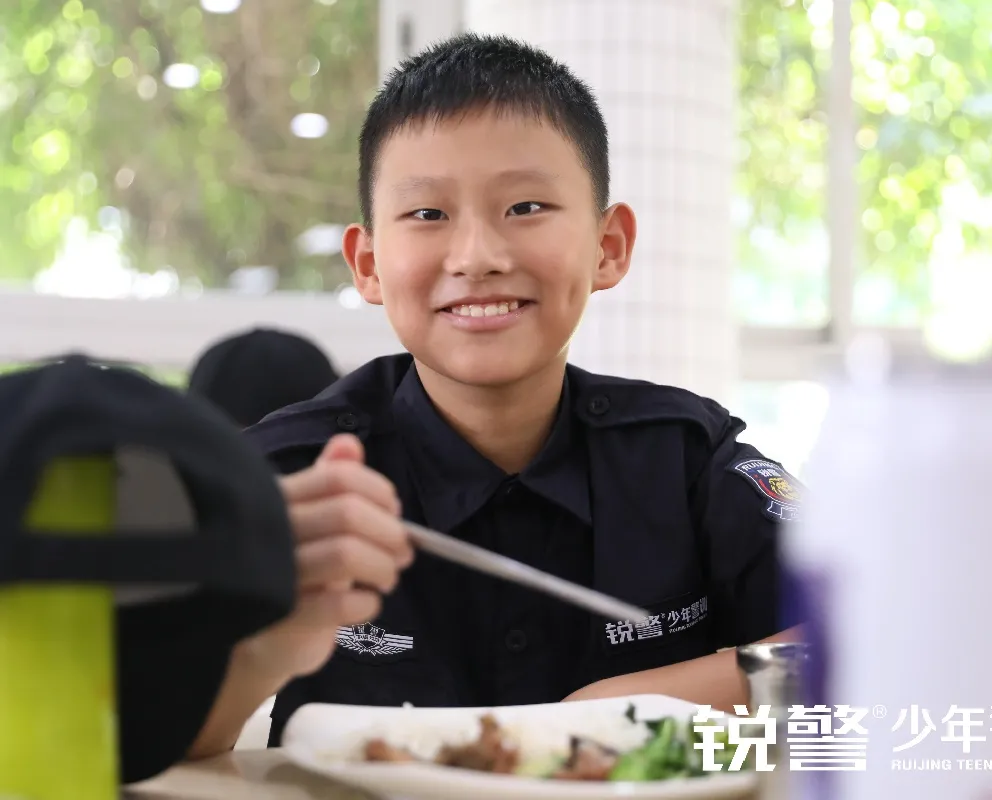 锐警少年警训夏令营：走进警营，撰写独立坚强的新篇章