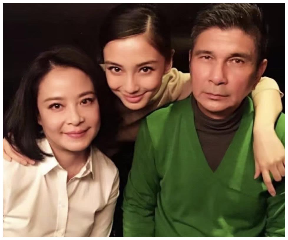 Angelababy母亲的旧照曝光，母女两人仿佛复制黏贴