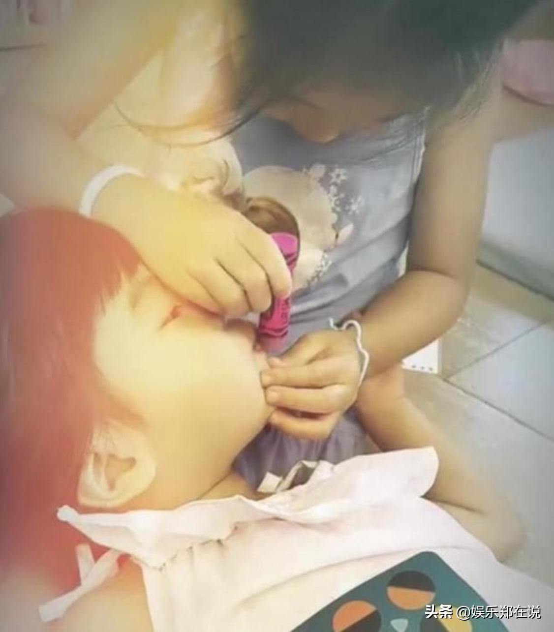 賈靜雯曬女兒近照，咘咘姐姐力爆棚餵妹妹飯，睡醒的波妞太幸福了