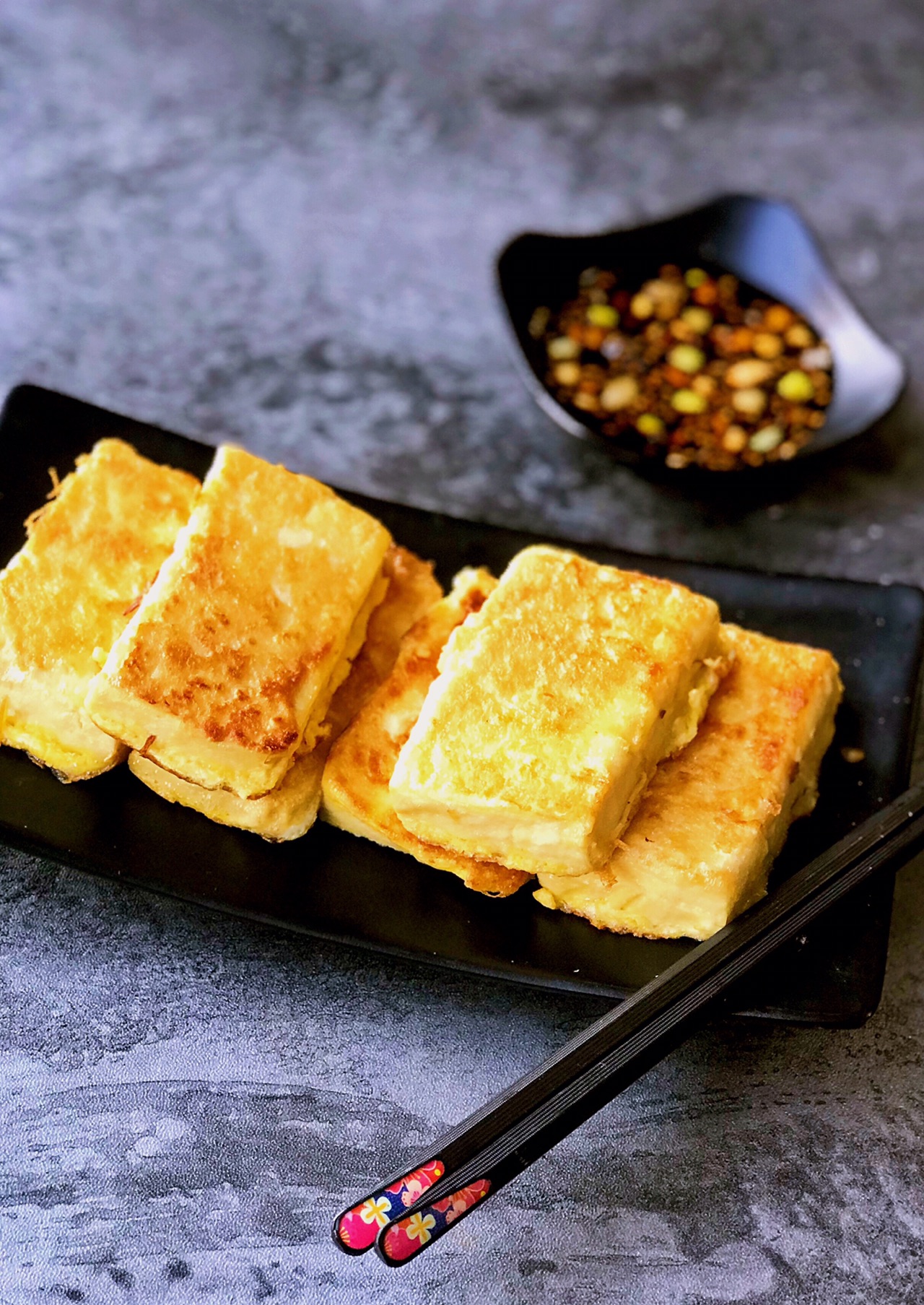 香煎豆腐，先粘淀粉还是先粘蛋液，别弄错了，不然粘锅，还不入味