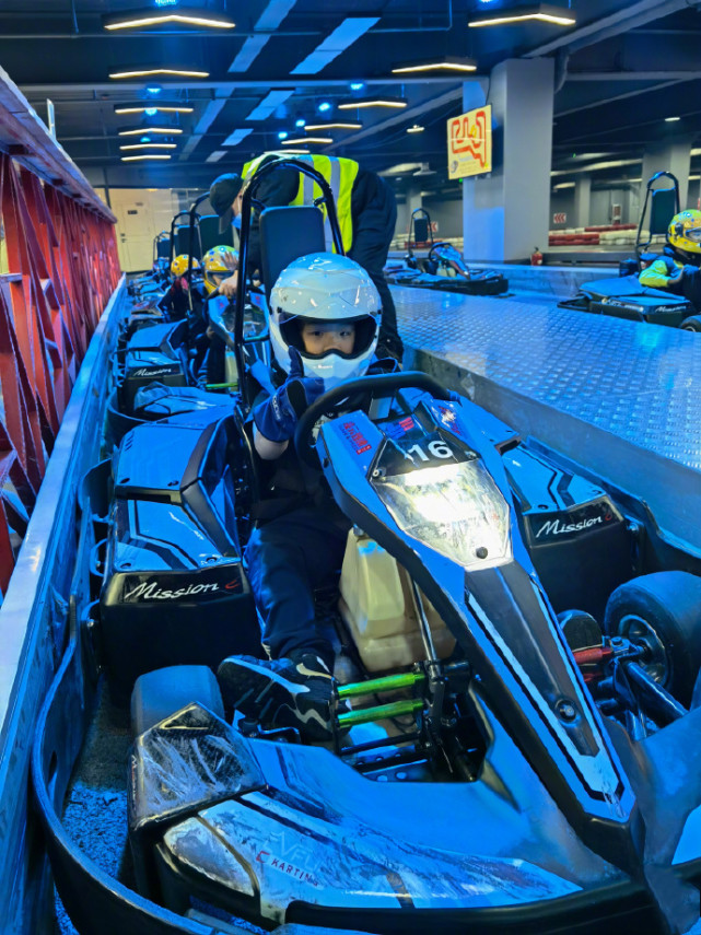 黃聖依曬大兒子近照，安迪裝備齊全變小小賽車手，造型炫酷超帥氣