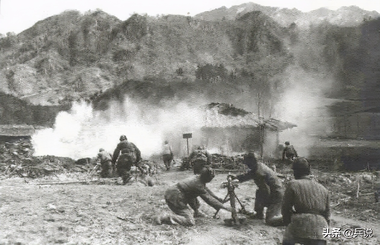 志愿军不顾轰炸，大炮推出工事直射坦克，美军