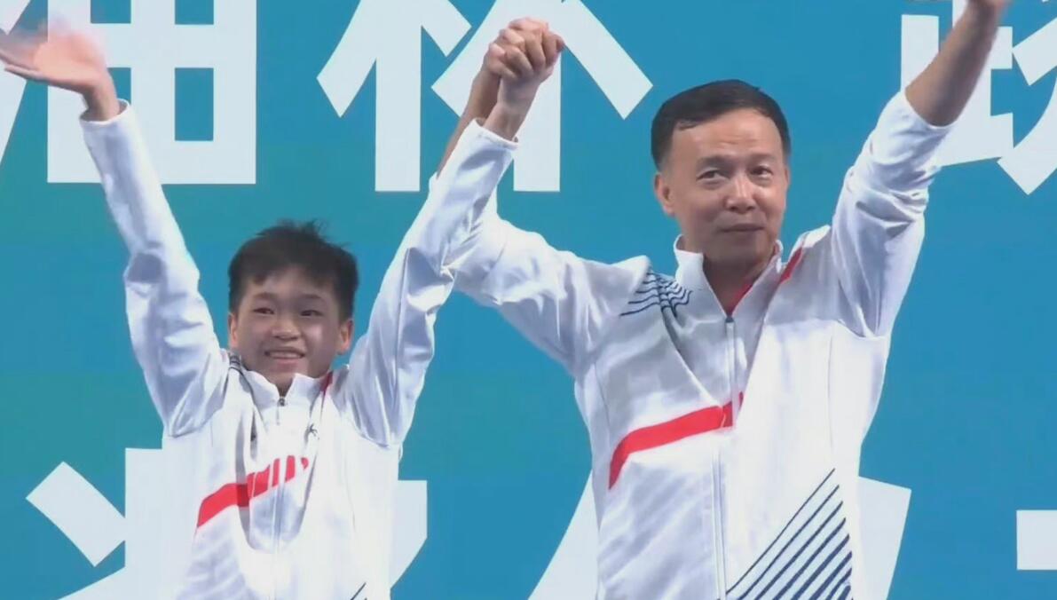 全红婵管晨辰合影比心火了！曹缘拍照何教练直乐，网友：梦幻联动