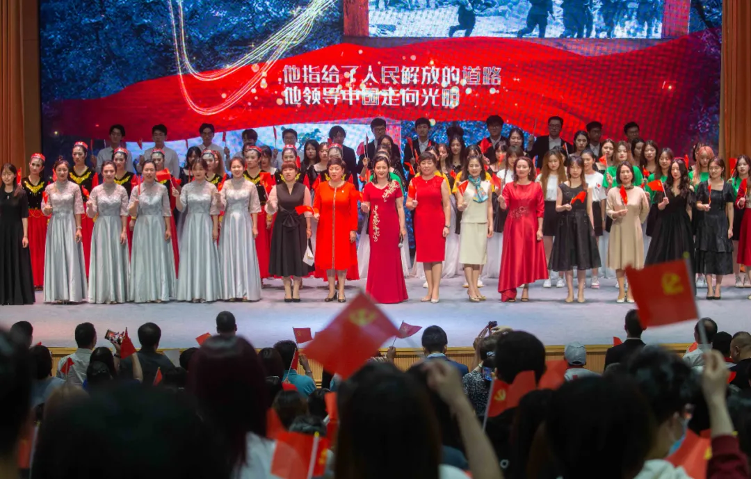 艺术家陶慧敏与温肯学子同台献艺,献礼建党百年,歌唱红十字