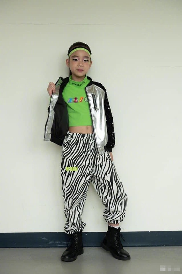 小S女儿秀倒立一字马，练出腹肌眼神坚定自信，妈妈直呼是碧昂丝