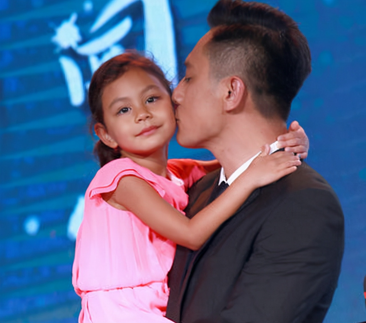 Liu Ye's family of four are in the same frame, and their foreign wife is very affectionate, and the mixed-race children's looks are against the sky