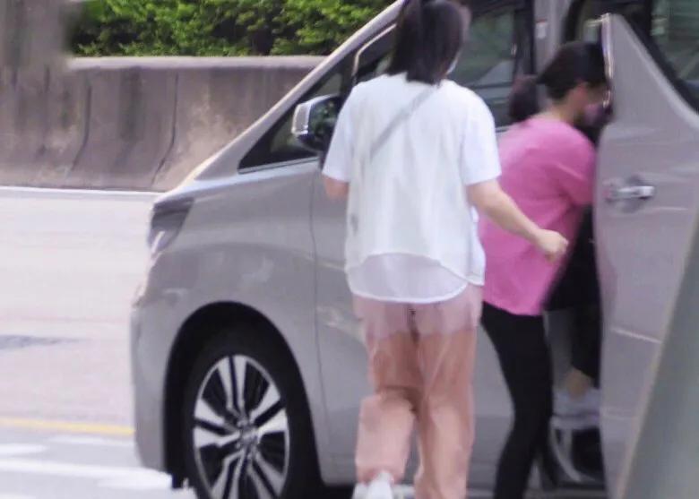 關詠荷和女兒手牽手逛街感情好，14歲張童模樣清秀甜美像媽媽