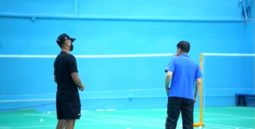 奥运冠军林丹罕露面，和大爷打球被说是新手，手臂纹身太抢镜