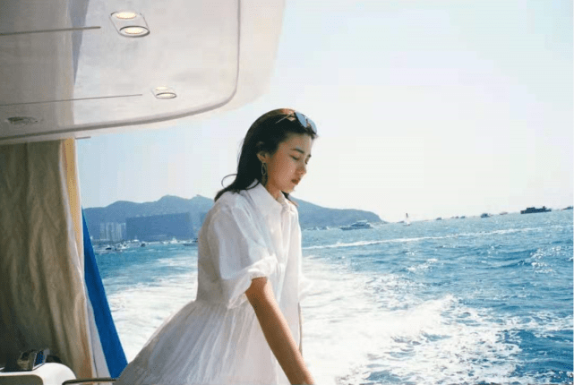 汪峰大女儿近照曝光，16岁小苹果化浓妆衣着性感，气质显成熟