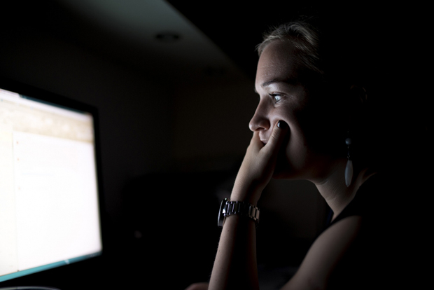 丧心病狂！俄网红直播活活冻死怀孕女友，观众却在叫好打赏？