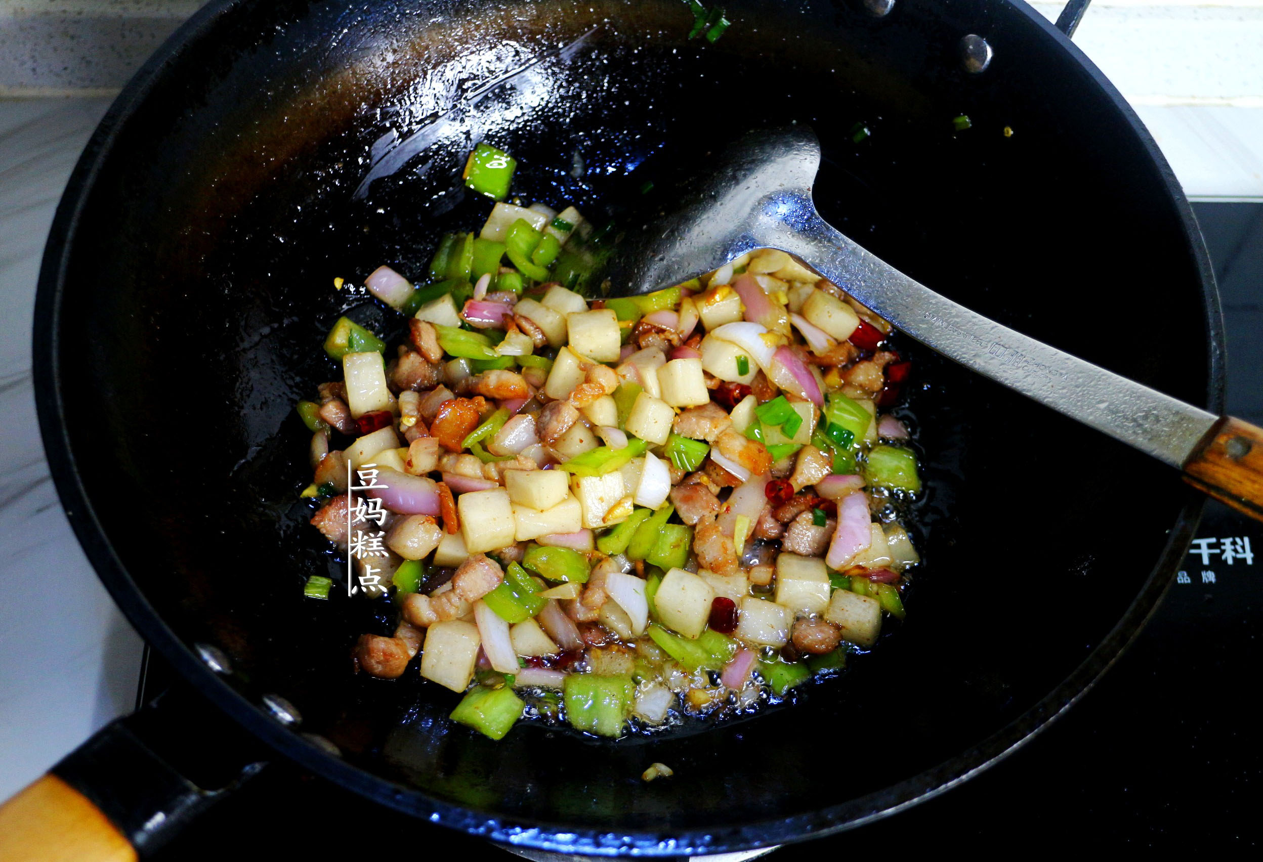 炒五花肉，学会“林大厨”这1招！5分钟上桌，酸香不油好下饭