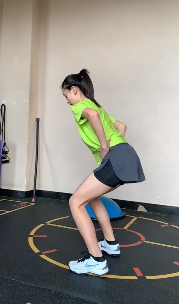 森碟全副武装打网球，一身肌肉展健康美自信大方，被赞养女儿模板