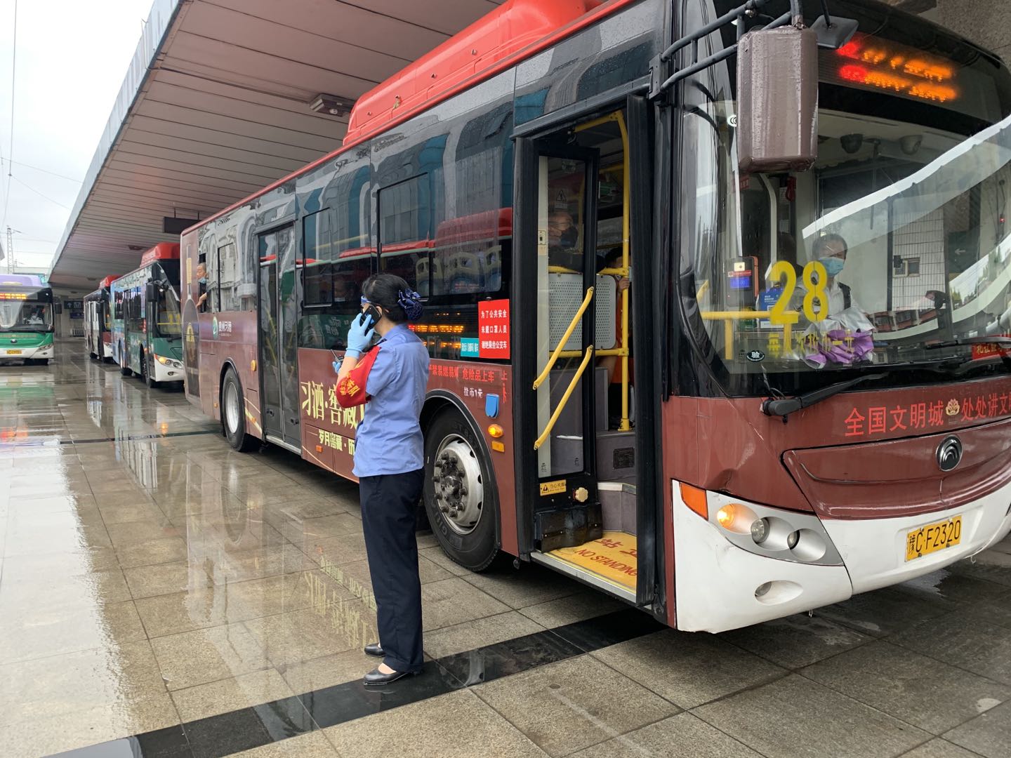 郑州铁路再迎水害路地联手转运千名旅客