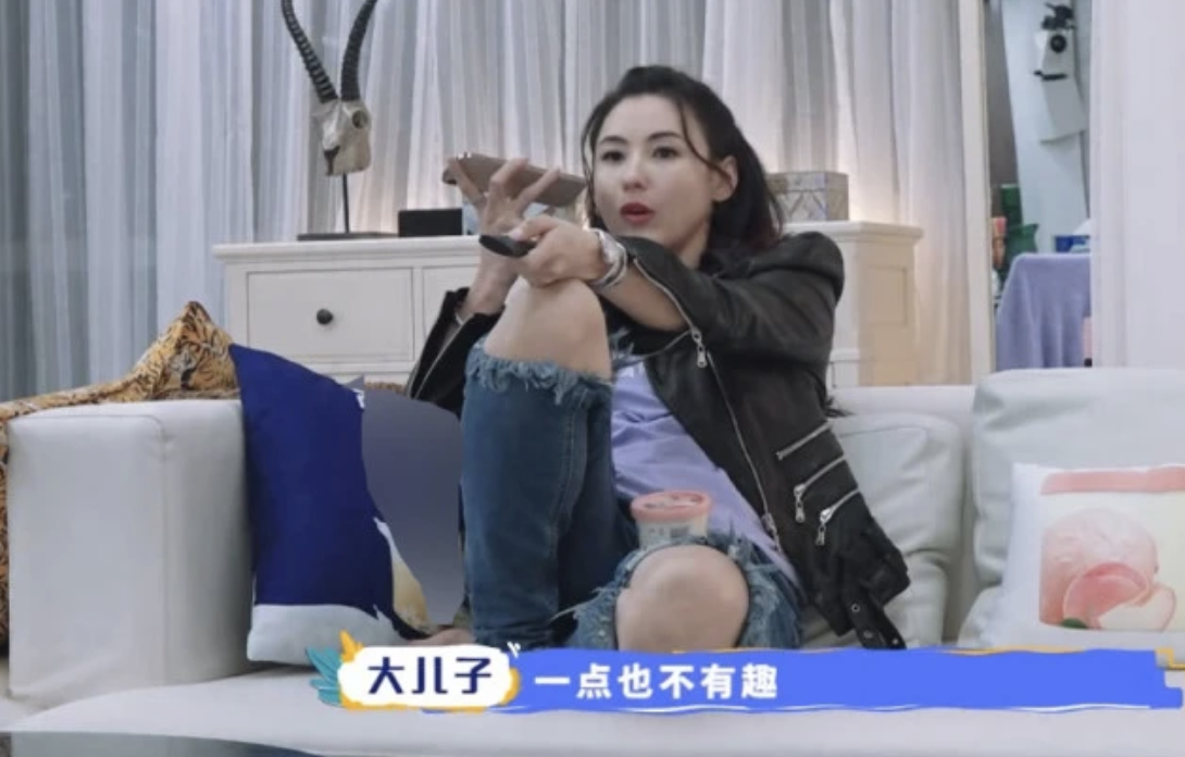 張柏芝帶兩個兒子逛街被偶遇，兄弟倆乖巧隨行，身邊還有保鏢護駕