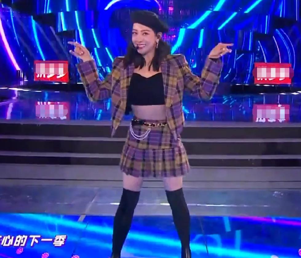 跨年女星集体得罪化妆师，杨幂被嘲像鹦鹉，热