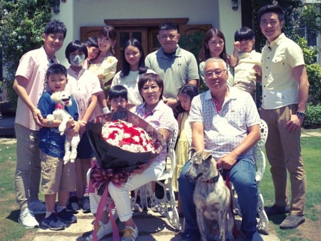 陈若仪晒全家福，林志颖三兄弟家庭成员齐到场，祖孙三代其乐融融