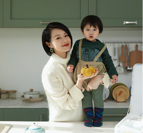 胡杏儿带小儿子玩游乐场，1岁半李奕霖痞帅大气，比哥哥有明星相