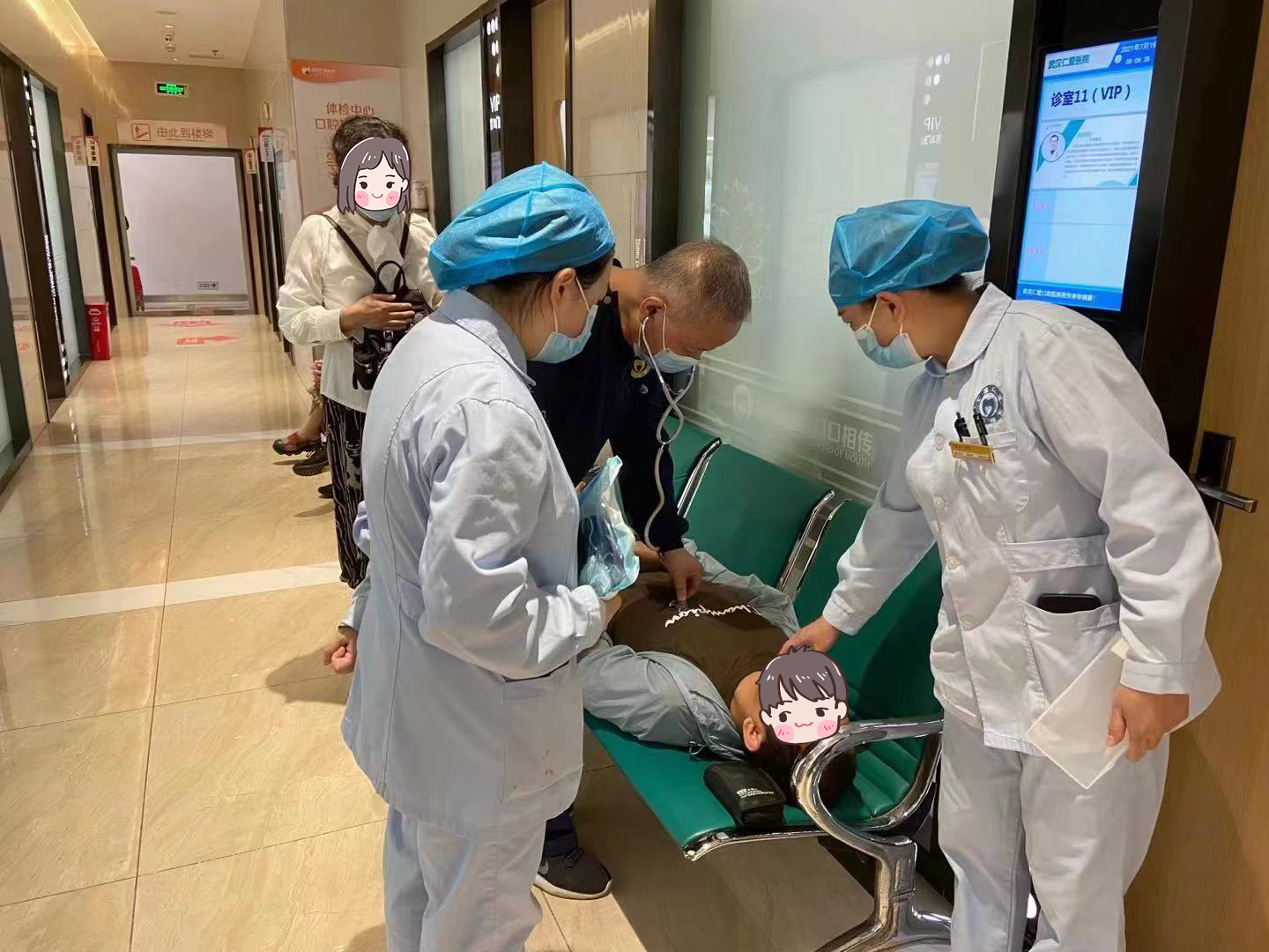 暑日下武汉一市民路边突发癫痫 附近爱心医院紧急救治