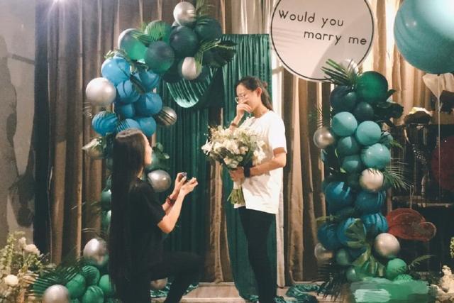 杨丽萍女徒弟和同性爱人结婚，婚礼现场曝光，双方爸爸拥抱