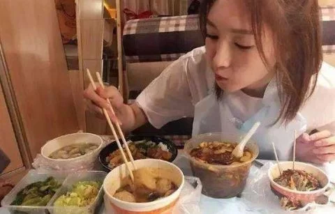5位演员的片场“吃饭”照，颖宝正常，张一山仓促，最后这个心疼