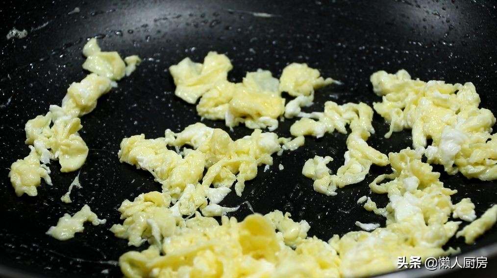 沒想到紫菜炒飯這麼好吃，配上1個雞蛋和半根胡蘿蔔，顏色豐富