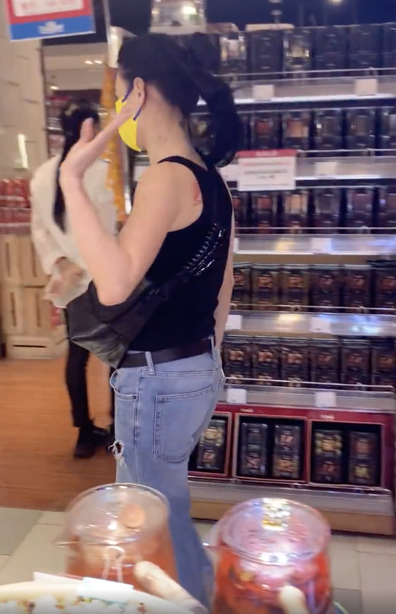张柏芝逛超市被偶遇，背心配破洞牛仔裤超时髦，挥手打招呼很友善