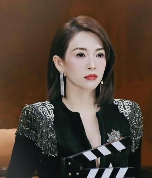 这些金莎粉丝群截图在讨论:《我就是演员》节目评委也是演戏？