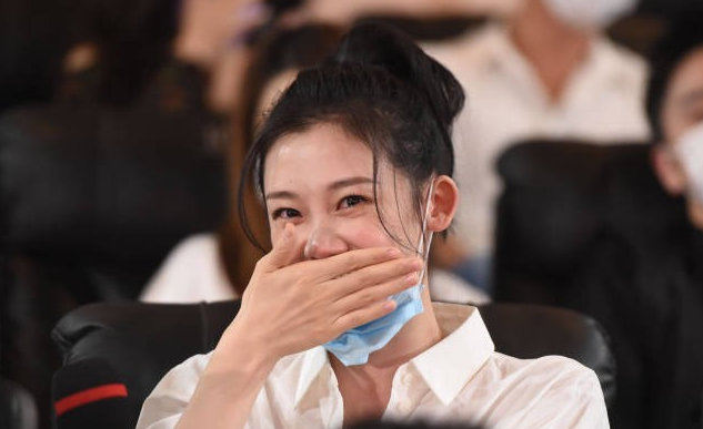 苗苗与郑恺婚后首拍婚纱大片，穿白纱秀美背，身材气质绝美无比