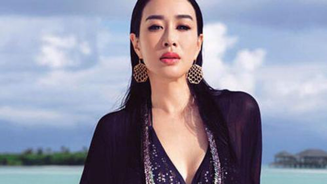 性感女神钟丽缇，离婚2次带3女，嫁小12岁的张伦硕后家庭美满