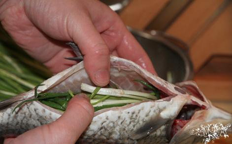 图片[1]-葱烧鲫鱼的做法步骤图 吃的连汤都不剩的鲫鱼做法 非常入味没-起舞食谱网