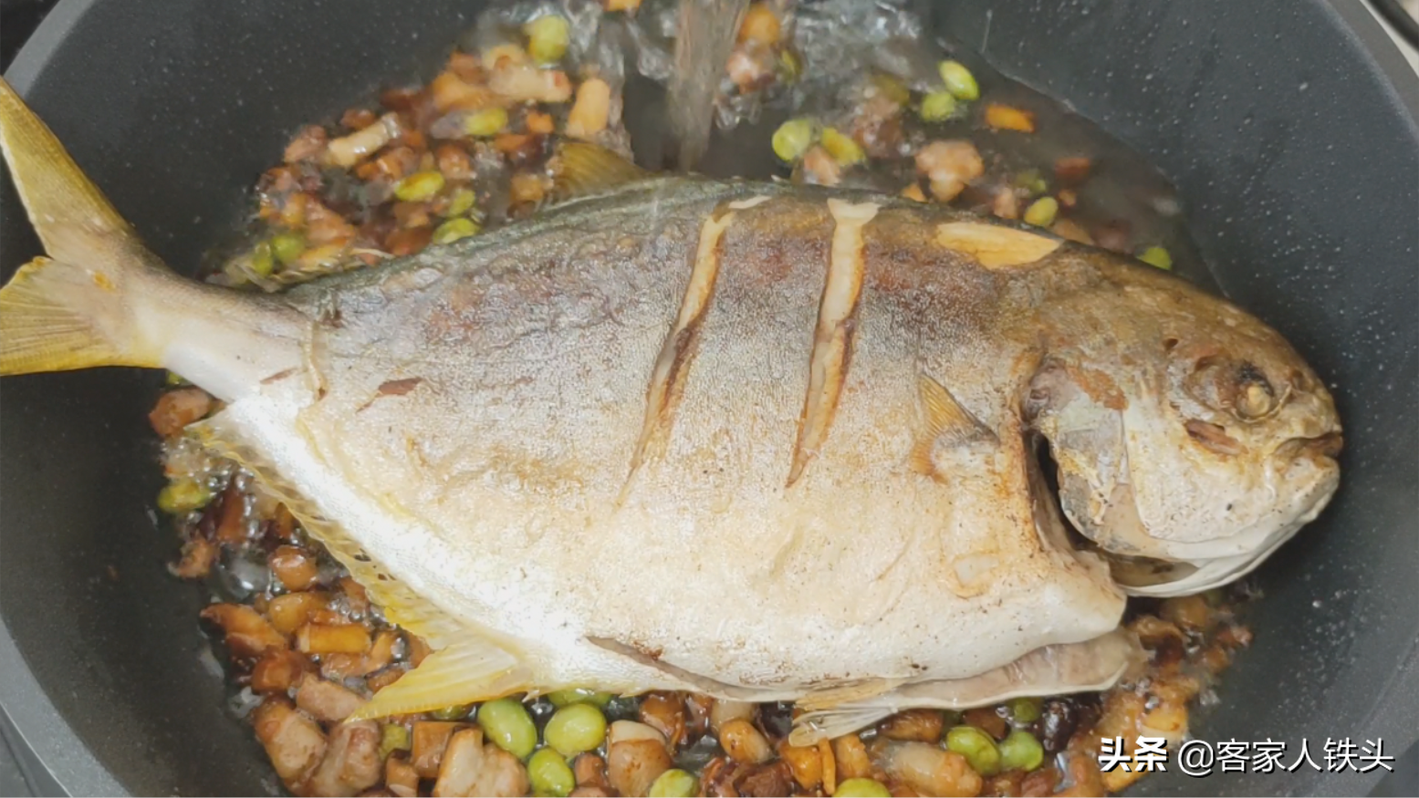 广东人吃海鲜有一套，这样搭配做一盘，上桌连汁都吃不剩，真下饭