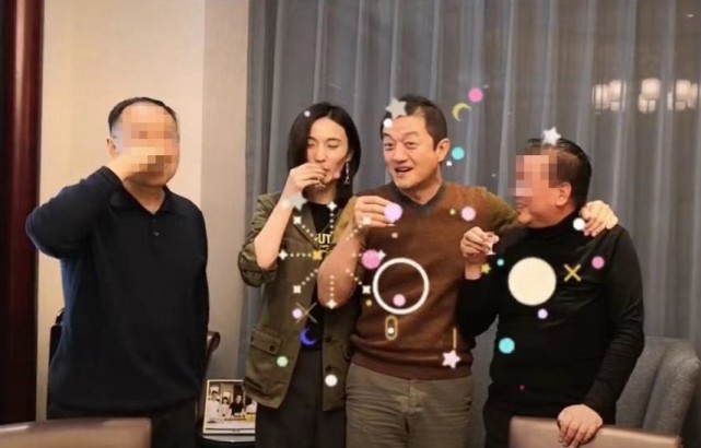 李亚鹏带新女友应酬，席间敬酒合影，这都是以