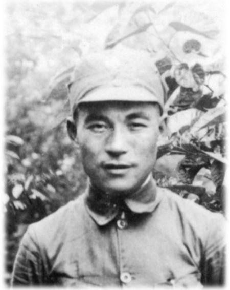 他和许世友一起当敢死队，都抡大刀，自己则当