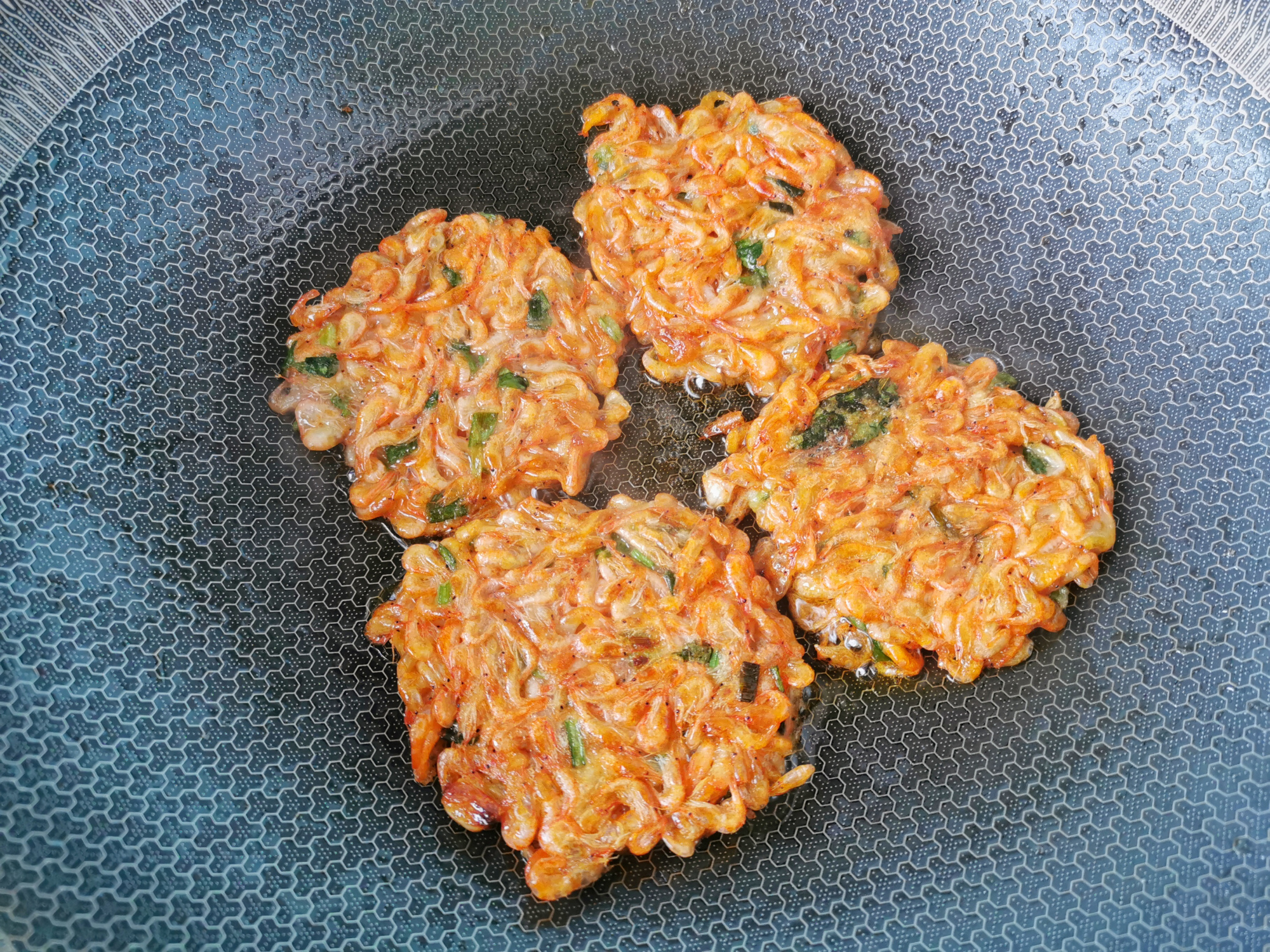 孩子长个头，我给他做虾饼，金黄酥脆倍儿香，连壳儿都吃完