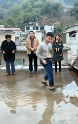 搞笑gif神评:鼻子都塌了吧,心疼伴娘一分钟