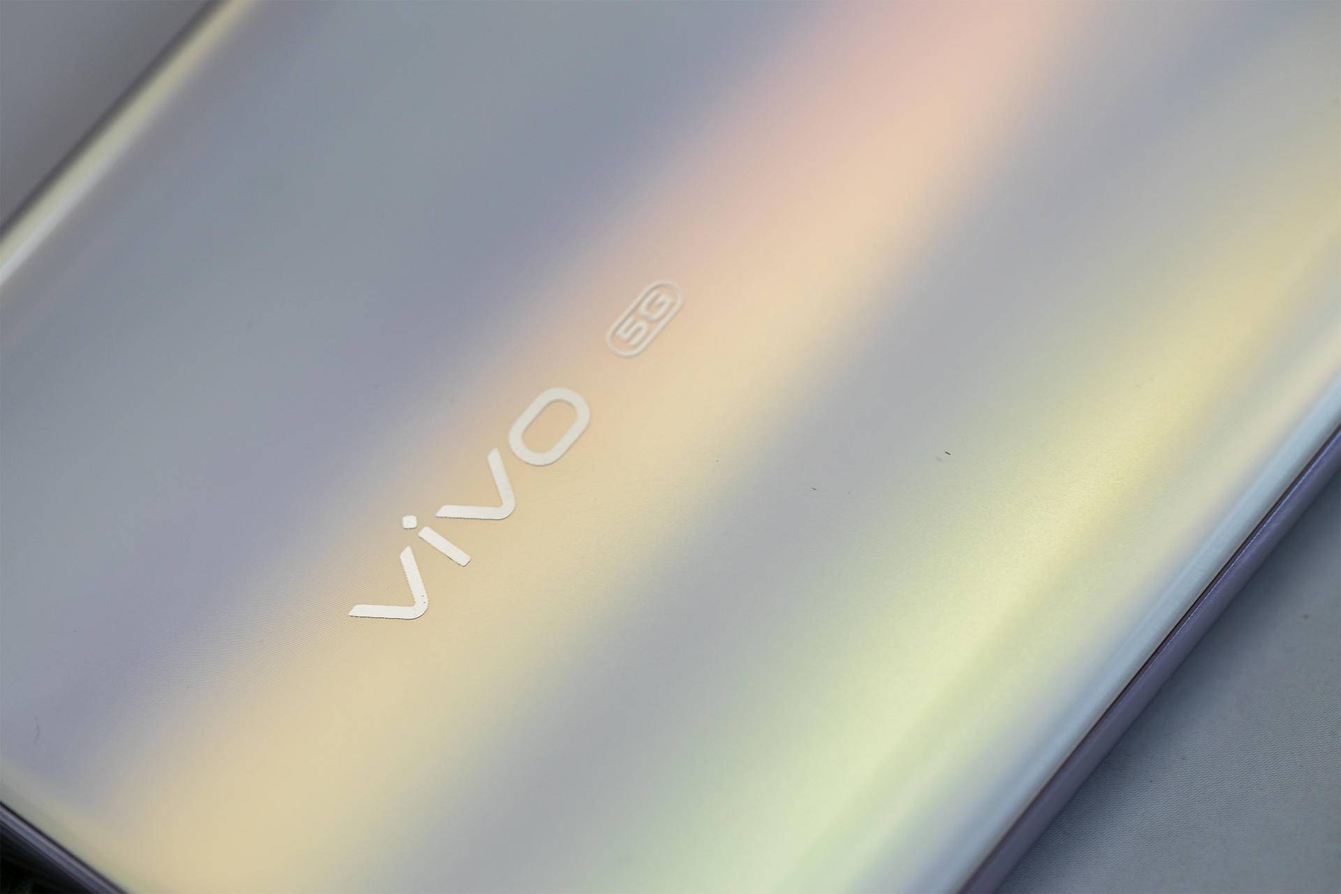 vivo S6首发评测！梦幻配色+顶级自拍，年轻人没有不爱的理由？